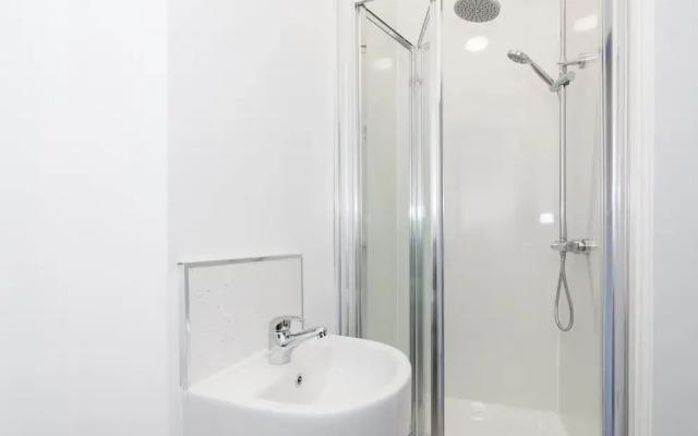 6 Bed House near Manchester