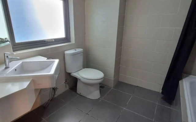 Apt Pejaten Park Residence 2 BR Grey dgn Netflix, Bathub, Pool – Bathroom – Jakarta