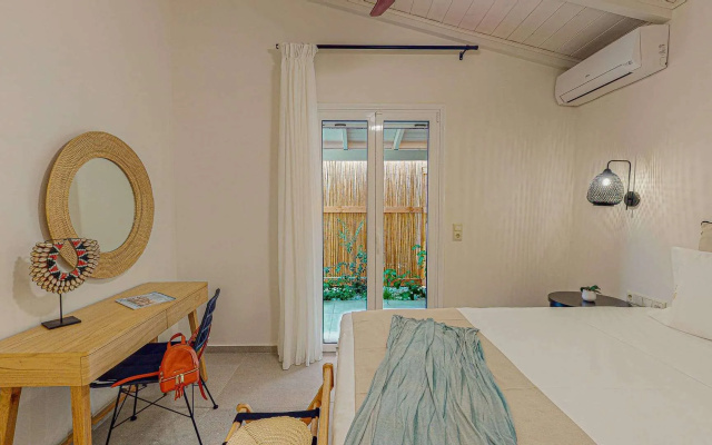 NIKKON LUXURY LIVING is a luxury private villa, in top of the sea.Enjoy LUXURY.