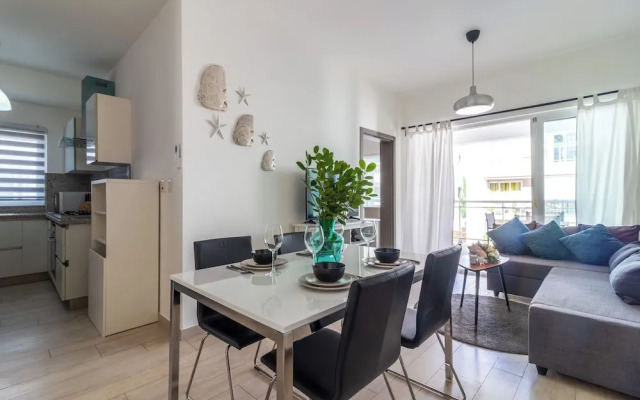 Modern 2BR Apartment - Paseo del Mar