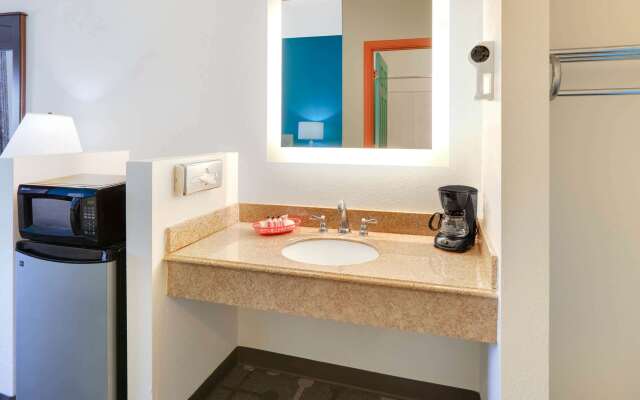 Howard Johnson by Wyndham Lubbock TX