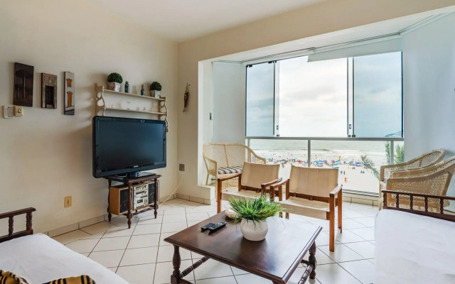 Apto pé na areia com linda vista frente mar CEL403