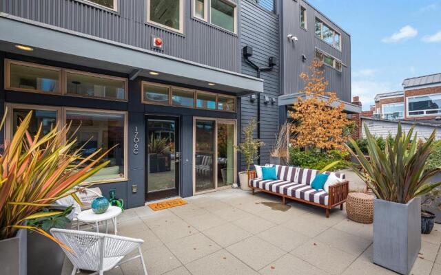 Alki Beach Escape Romantic Waterfront Getaway for 2