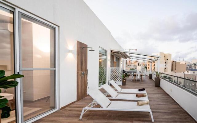 Luxurious Penthouse with Private POOL, WIFI & AC by 360 Estates