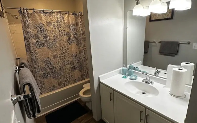 Glamorous 2B2BA with patio views and gym