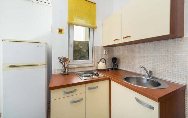 Nice Apartment in Brist With 1 Bedrooms and Wifi