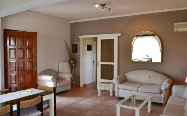 Unwind in a Spacious flat with Gardens near Beach