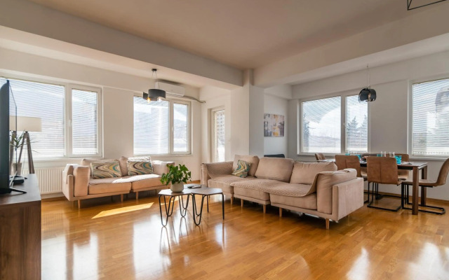 High-End Spacious Apartment next to City Mall