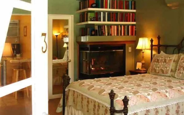Coyote Inn - 21 and Over - A Town & Desert Boutique Hotel