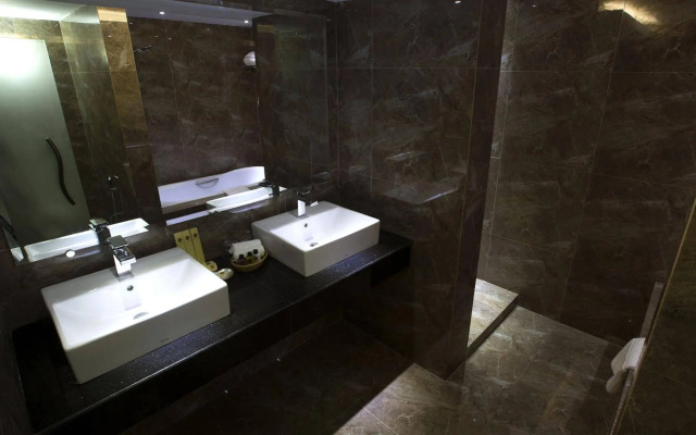 Elegant Hotel Pyi Thar Yar