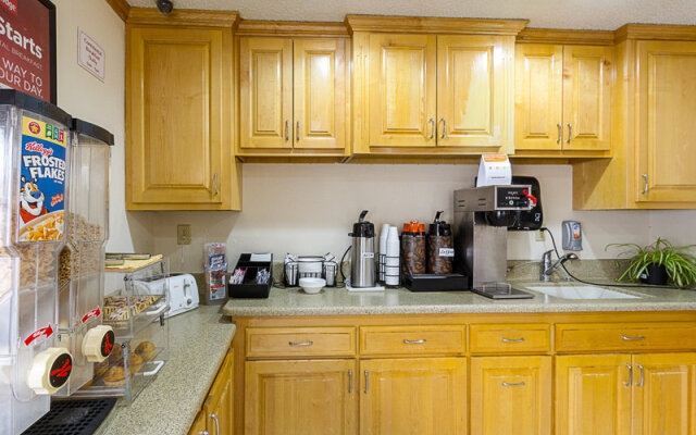 Econo Lodge West Dodge