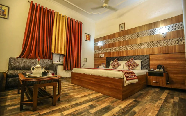 Goroomgo Goverdhan Palace Mathura