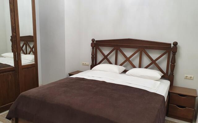 Anna and King  (on Zheleznodorozhnoy)