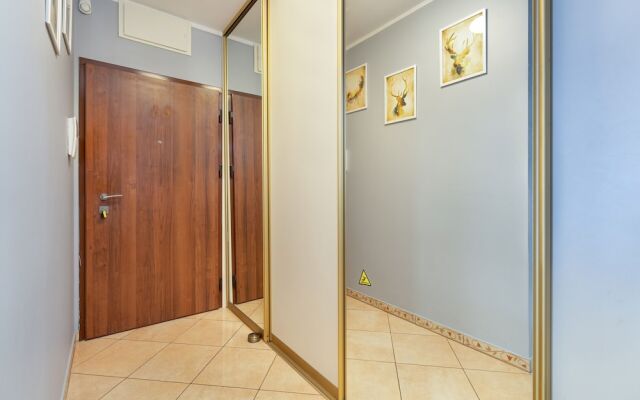 Wojskowa Apartment by Renters