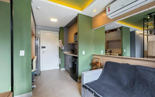 Studio novíssimo, completo e muito bem localizado