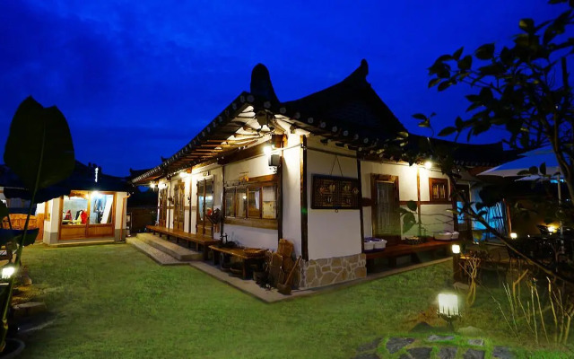 Jeonju Hanok Maeul Sukbak Byeolbit Goong