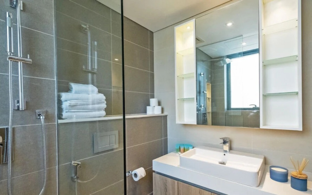 LUX Contemporary Suite Marina View 4