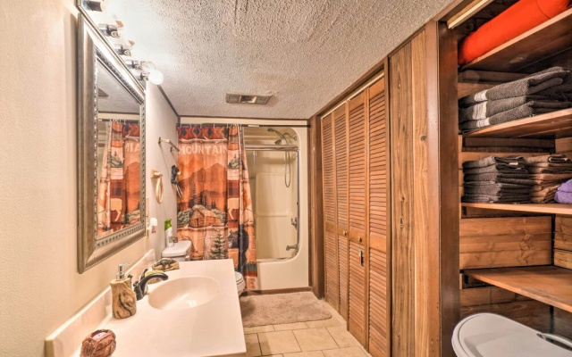 Gatlinburg Mountain-view Cabin: 5 Mi to Downtown