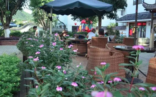 Zhenyangxia Scenic Area Theme Inn
