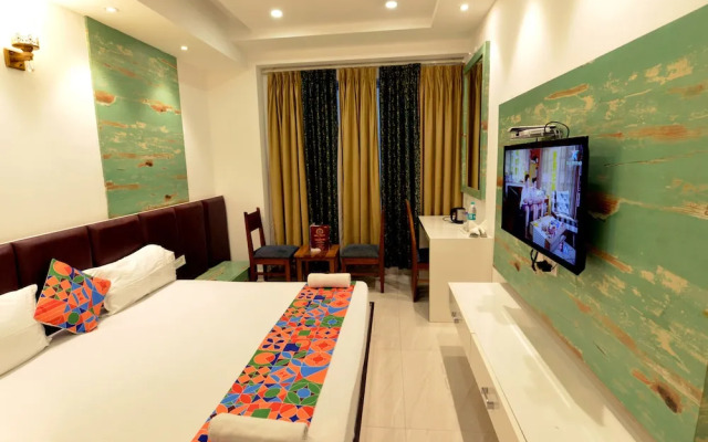 Oyo 11367 Hotel Yellow