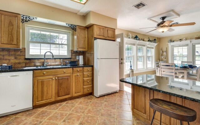 Lakefront Tavares Home w/ Deck, Patio & Dock!