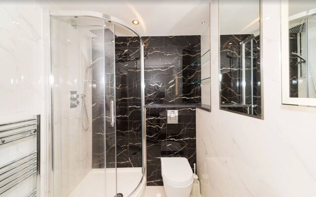 Newly Refurbished Flat Hyde Park London