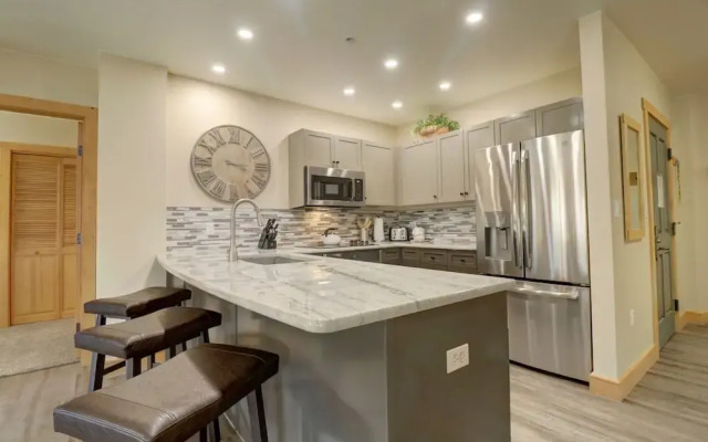 Newly Remodeled, Open Layout, with Incredible Views - CS302 by RedAwning