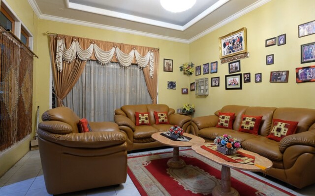 RedDoorz near Mangrove Forest Kupang