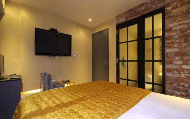 The Lazzi Hotel Gupo