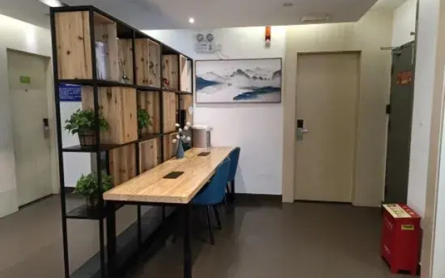 Yiheng Hotel (Shanghai Hongqiao Beixinjing Subway Station)