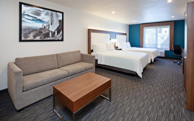 Holiday Inn Express & Suites Hollywood Walk Of Fame
