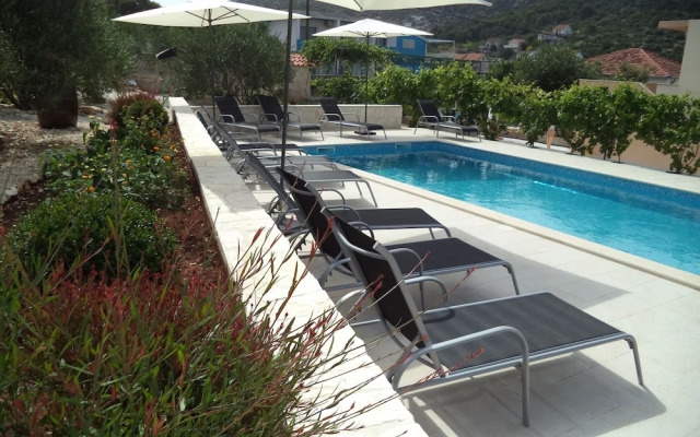 Mario - Apartment With Pool - A1