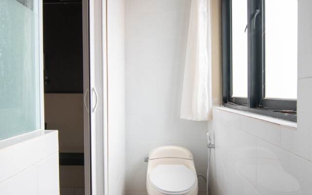 RedDoorz Plus near Hayam Wuruk 2
