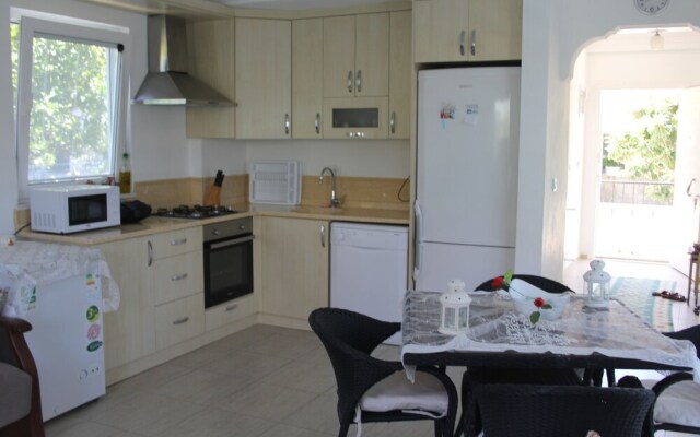 Villasevval-sleeps8-pool-bbq-ac-neartown