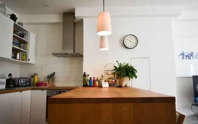Modern 3 Bedroom Flat in Central Brighton Townhouse