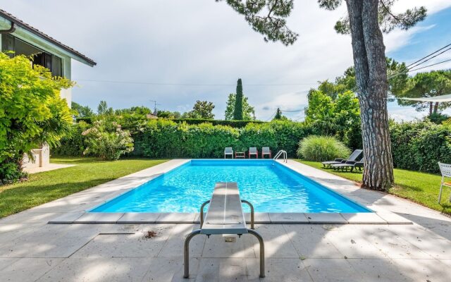 Comfortable Apartment With Library And Swimming Pool
