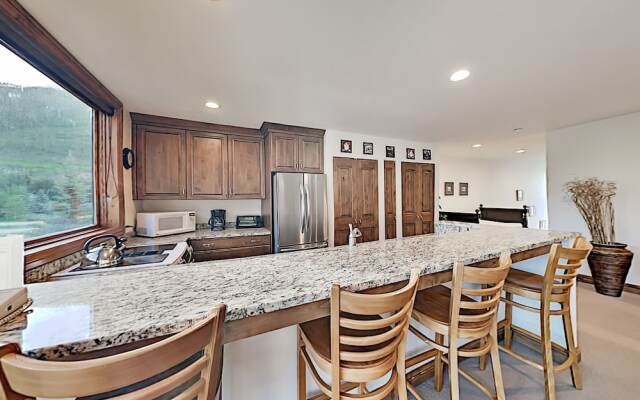 710wliop 3 Bedroom Condo