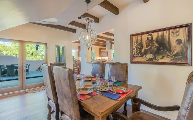 Encantada - Spacious and Luxurious Home, Walk to The Plaza