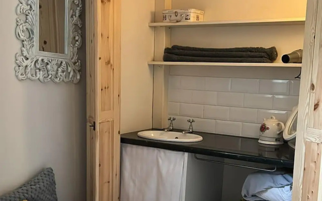 2 Bed-sleeps 3-dog Friendly-garden-riverside