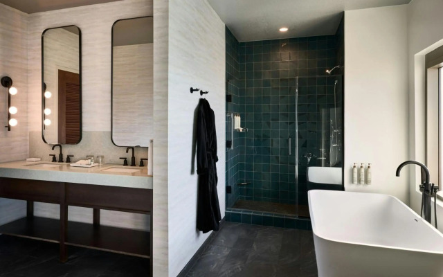 Renaissance® Phoenix Glendale Hotel & Conference Center