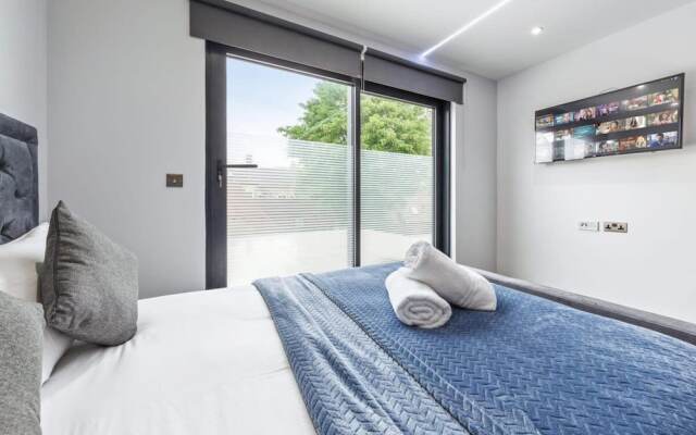 Serviced Modern Luxury Flat Near Central London