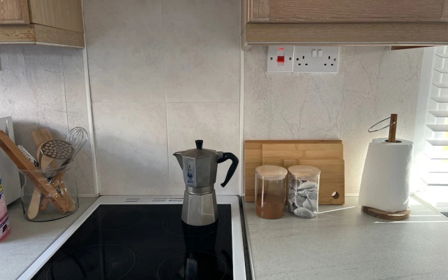 Beach Chalet - 2 Bedrooms - 4 Guests - Parking
