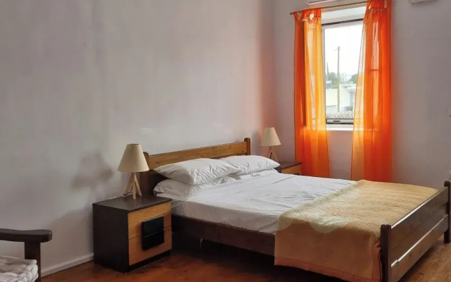 1-bed House Sleeps 4 - Free Parking, Patio, Wifi