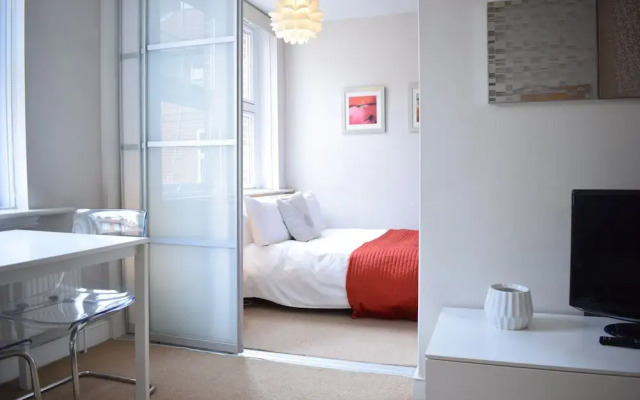 2 Bedroom Flat Near Tower Hill