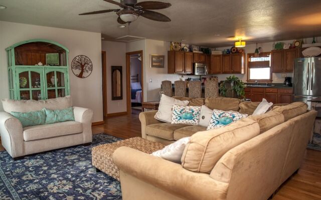 Austin's Pointe 4 Bedroom Cottage by RedAwning