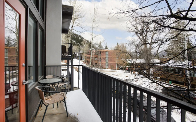 Fifth Avenue Condominiums by Frias