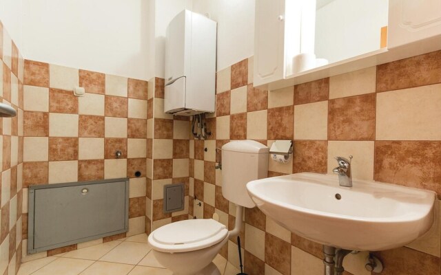 Nice Home in Liznjan With Wifi and 6 Bedrooms
