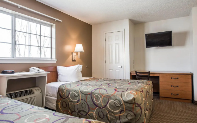 HomeTowne Studios & Suites by Red Roof Charlotte - Concord