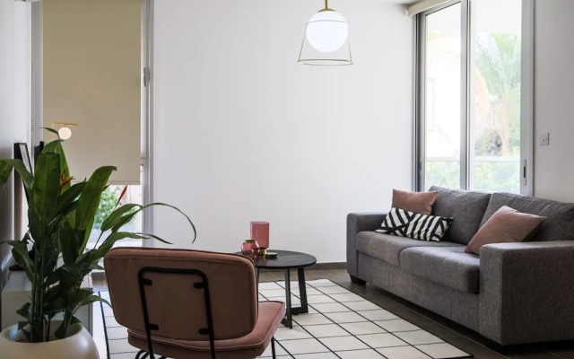 Phaedrus Living: City Luxury Flat Anemone 103