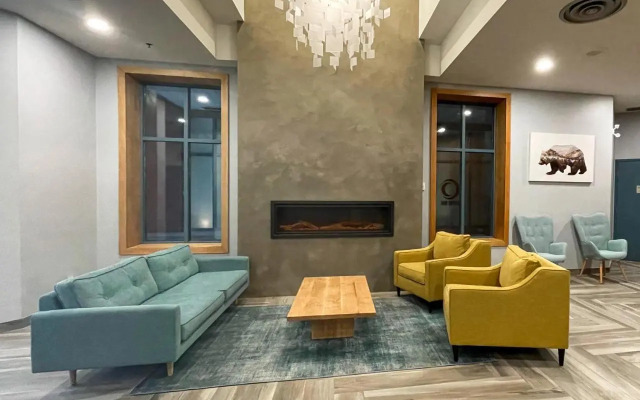 Alpenglow Lodge Studio with Pool Views by MVA
